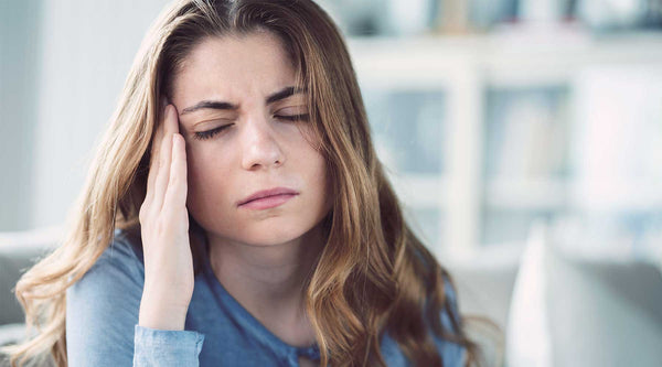 smartsleep Schlafmagazin Stress und Stresshormone Gestresste Frau mit schlechter Gesundheit und Kopfschmerzen