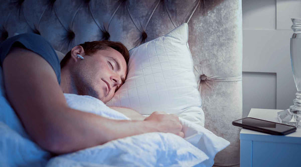 smartsleep Schlafmagazin: White Noise Geräusche zum Einschlafen Junger Mann schläft mit Kopfhörern ein