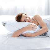 Glückliche Frau schläft auf dem smart® Soft Pillow in der Größe Medium 40 x 80 cm, dem weichen nachhaltigen Kissen mit PrimaLoft Bio Füllung aus Recyclingfasern mit anpassbarer Kissenhöhe für einen hohen Schlaf-Komfort 
