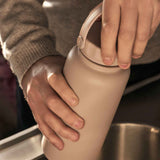 Funktionale Thermoskanne Mono von Hay in der Farbe Cappuccino für heiße und kalte Getränke, Praemie und Geschenk im smartsleep® Club Treueprogramm